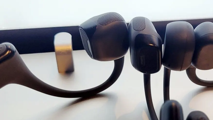 Dwa modele słuchawek otwartych z zbliżeniu: combo z przewodnictwem powietrznym i kostnym oraz model kostny.