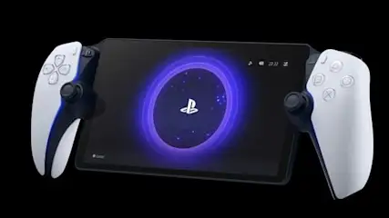 Na czarnym tle widoczny jest tablet z kontrolerami po bokach, ekran tabletu wyświetla logo PlayStation w fioletowym okręgu.