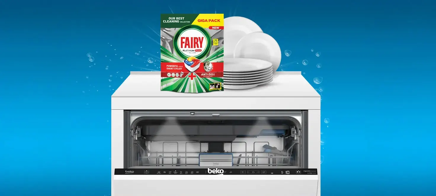 Zmywarka Beko, z położonymi na niej talerzami i kapsułkami Fairy