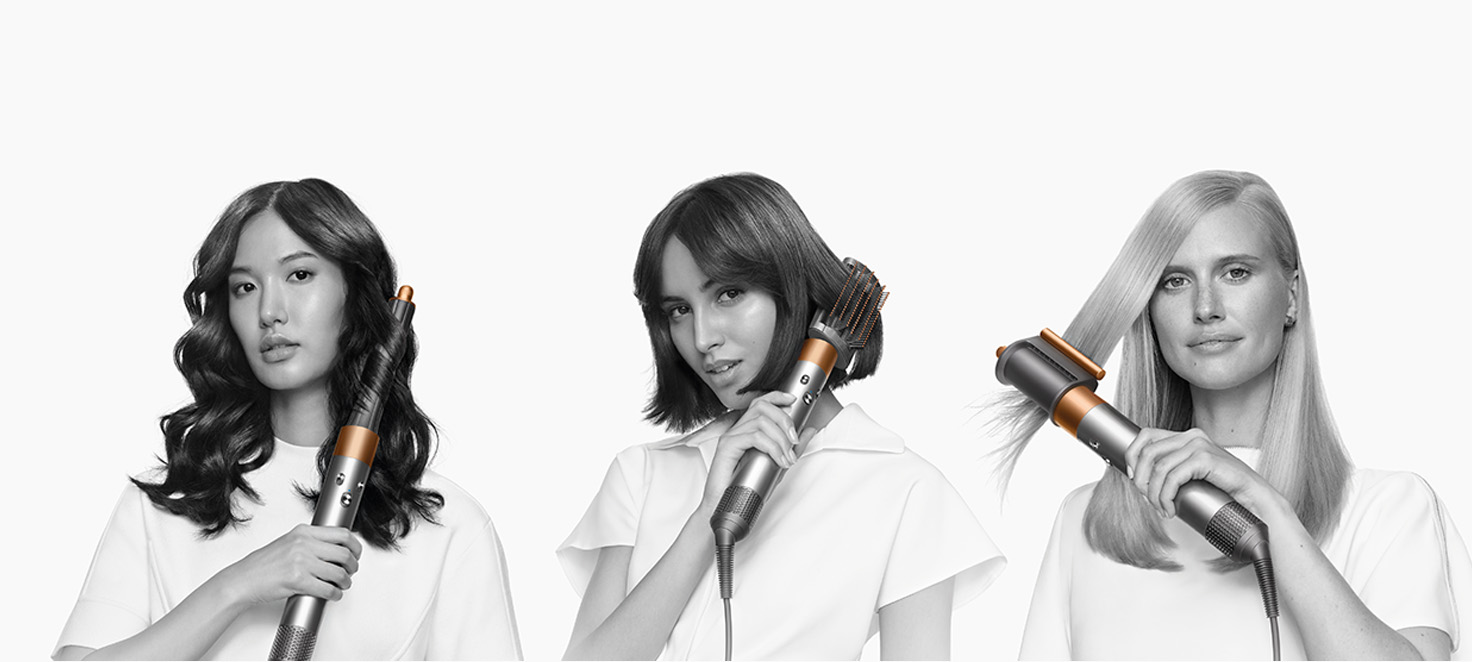 Trzy kobiety używają stylera do włosów na białym tle.