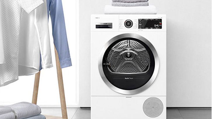 Pralka stojąca przy białej ścianie