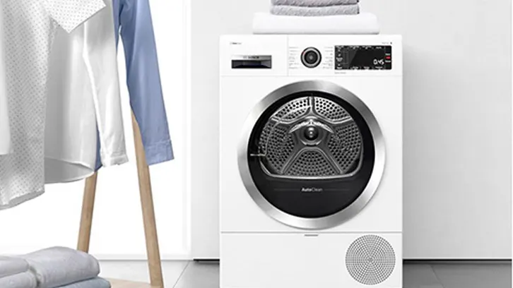 Pralka stojąca przy białej ścianie