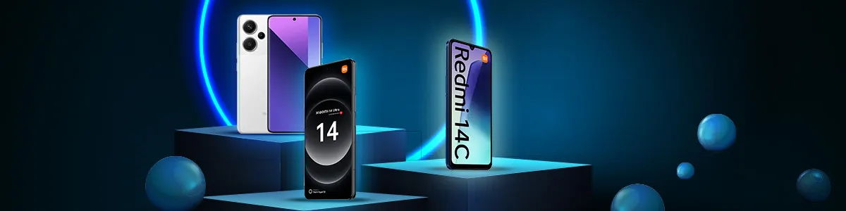 Na zdjęciu znajdują się trzy telefony na platformach, na ciemnoniebieskim tle z neonowymi okręgami i kulami.