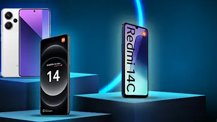 Na zdjęciu znajdują się trzy telefony na platformach, na ciemnoniebieskim tle z neonowymi okręgami i kulami.