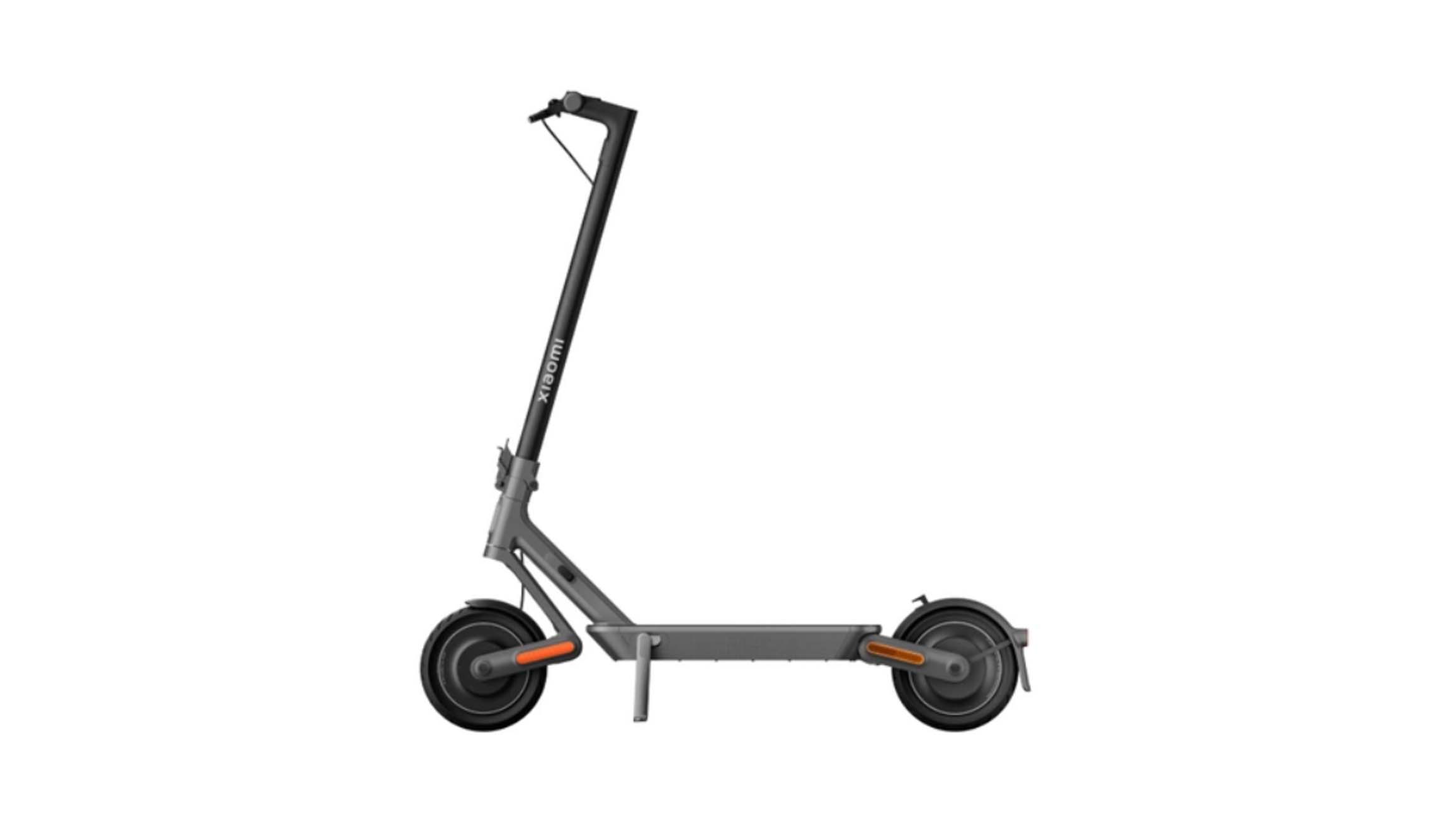 Czarna hulajnoga elektryczna Xiaomi, ustawiona na białym tle, widok z boku.