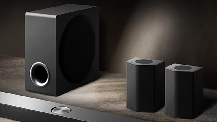 Soundbar stojący w pomieszczeniu na czarnym tle.