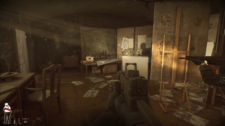 Na głównym planie pistolet maszynowy i sceneria z gry 