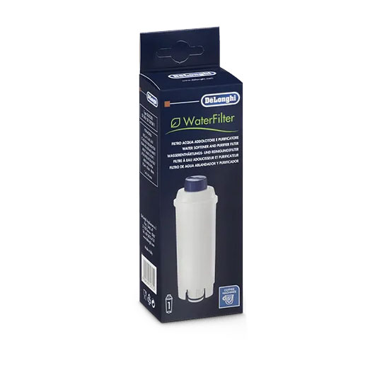 Na zdjęciu znajduje się pudełko filtra do wody marki DeLonghi. Opakowanie jest ciemne, z białymi napisami i rysunkiem filtra.