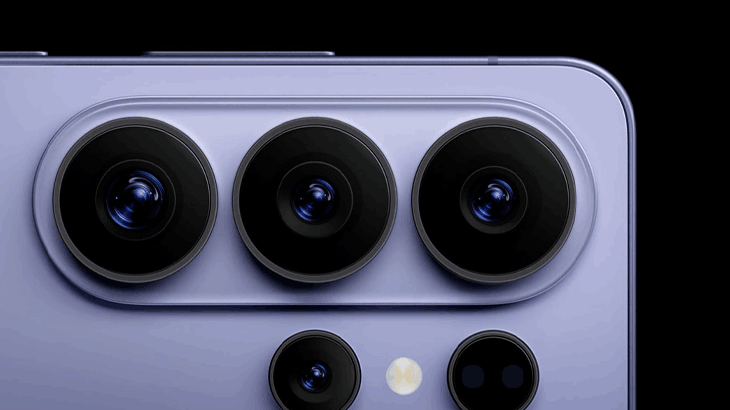 Zbliżenie na aparat telefonu, 3 aparaty w centrum. Liliowy kolor telefonu.