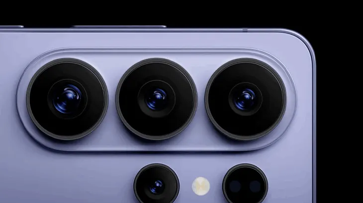 Zbliżenie na aparat telefonu, 3 aparaty w centrum. Liliowy kolor telefonu.