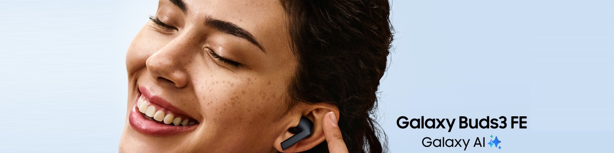 Portret uśmiechniętej kobiety ze słuchawką Samsung Galaxy Buds3 FE w uchu.