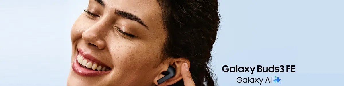 Portret uśmiechniętej kobiety ze słuchawką Samsung Galaxy Buds3 FE w uchu.