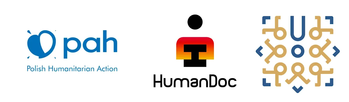 Na białym tle umieszczone są logotypy organizacji: PAH, HumanDoc i trzeci, abstrakcyjny, w kolorach niebieskim i złotym.
