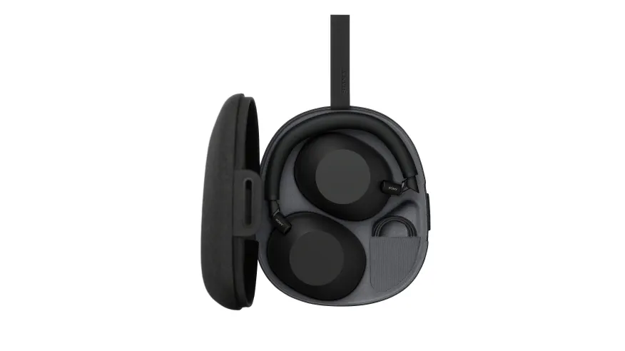 Czarne słuchawki w etui. Etui jest otwarte, a obok leży jego pokrywa. W tle białe tło.