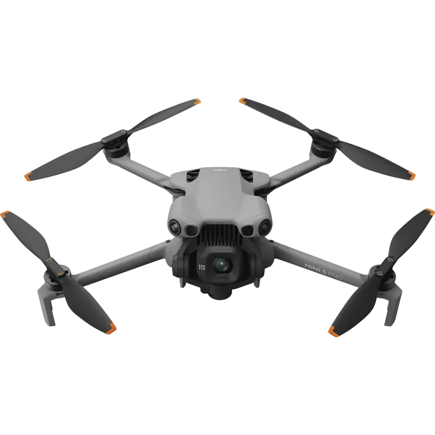 DJI Mini 5 Pro Kameradrohne, Frontansicht mit 3‑Achsen‑Gimbal, ausgeklappte Arme und orange Propellerenden, freigestellt auf weissem Hintergrund.