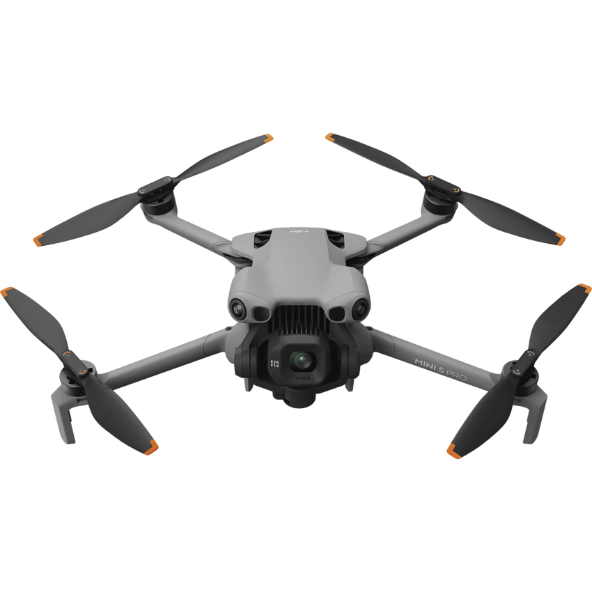 Drone caméra DJI Mini 5 Pro en vue de face, gimbal 3 axes, bras déployés et extrémités d’hélices orange, détouré sur fond blanc.