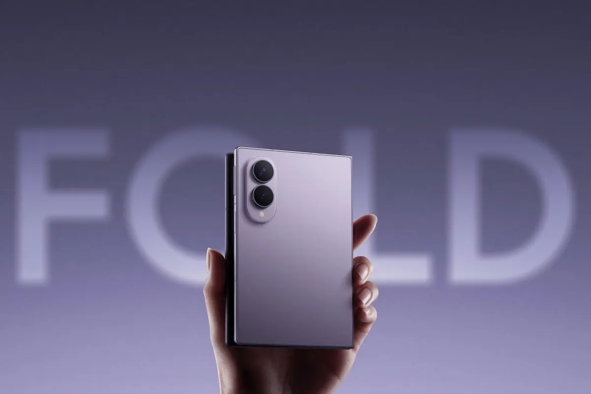 Una mano regge un Samsung Galaxy Z Fold8 chiuso in lavanda con doppia fotocamera, davanti alla scritta «Fold».