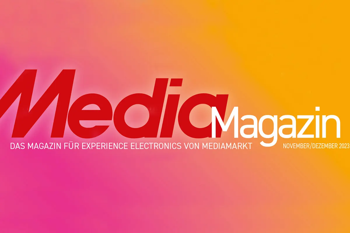 Das Bild zeigt das Cover des "MediaMarkt Magazins" mit rotem Schriftzug auf einem farbverlaufenden Hintergrund von Pink zu Orange.