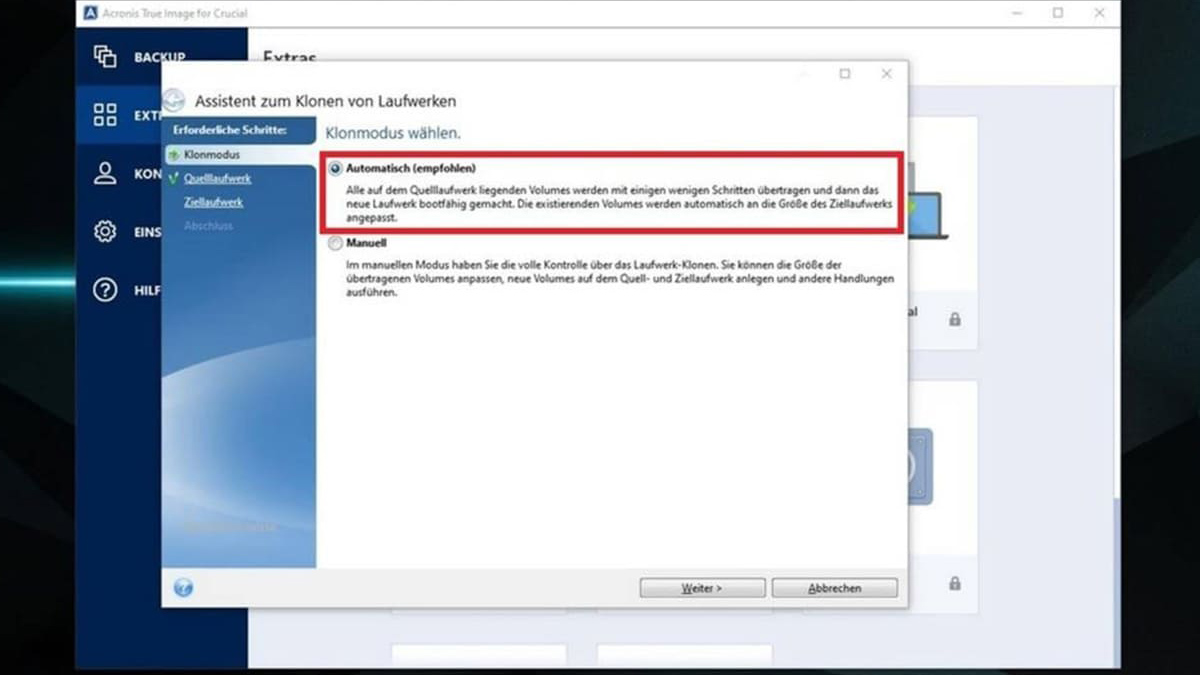 Softwarefenster mit blauem Menü links und weissem Dialogfenster "Assistent zum Klonen von Laufwerken". Optionen: "Automatisch" und "Manuell". Buttons: "Weiter" und "Abbrechen".