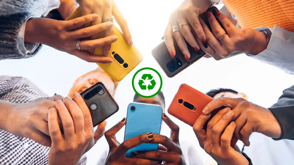 Des mains tenant des téléphones de couleurs variées convergent vers un symbole de recyclage vert au centre.