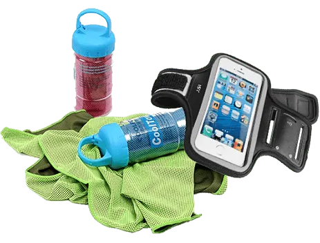 Porte-téléphone noir pour le haut du bras d'Isy avec iPhone et serviettes Cooltouch en bleu, rouge et vert.