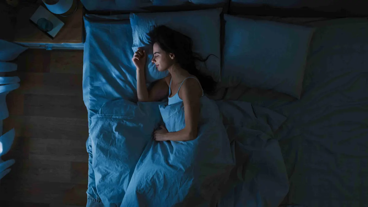 Una donna dorme tranquillamente nel suo letto.