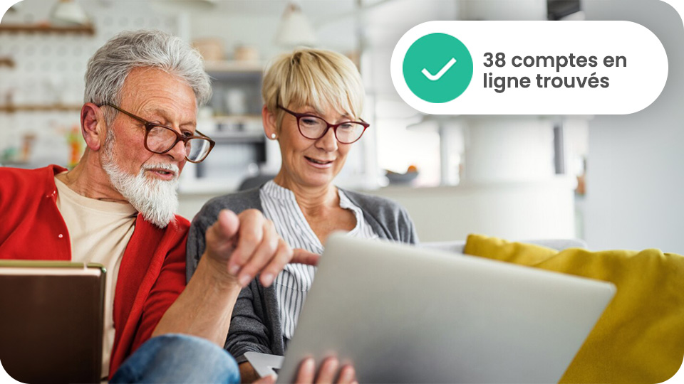 Un couple âgé regarde un ordinateur portable sur un canapé. Un message indique : "38 comptes en ligne trouvés" avec une coche verte.