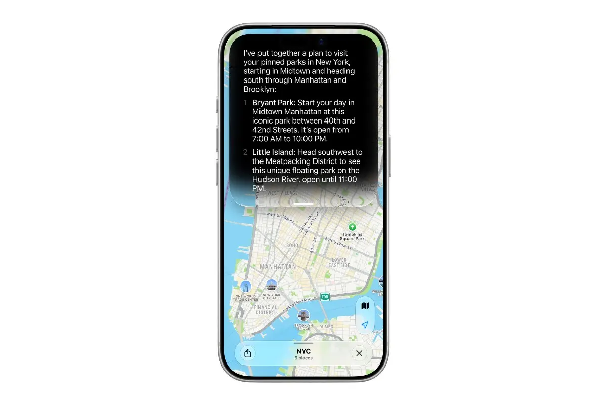 Un iPhone montre Siri AI créant, à partir de lieux épinglés, un plan de visite des parcs de New York, avec une vue cartographique en dessous.