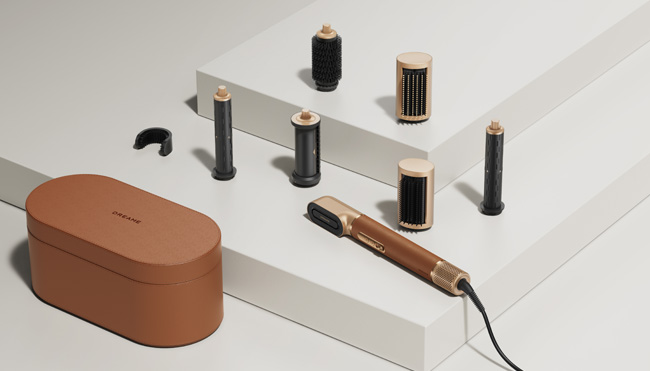 Une boîte marron ovale, divers accessoires de coiffure et un outil de coiffure, sur une surface blanche étagée.