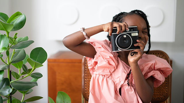 Enfant avec appareil photo