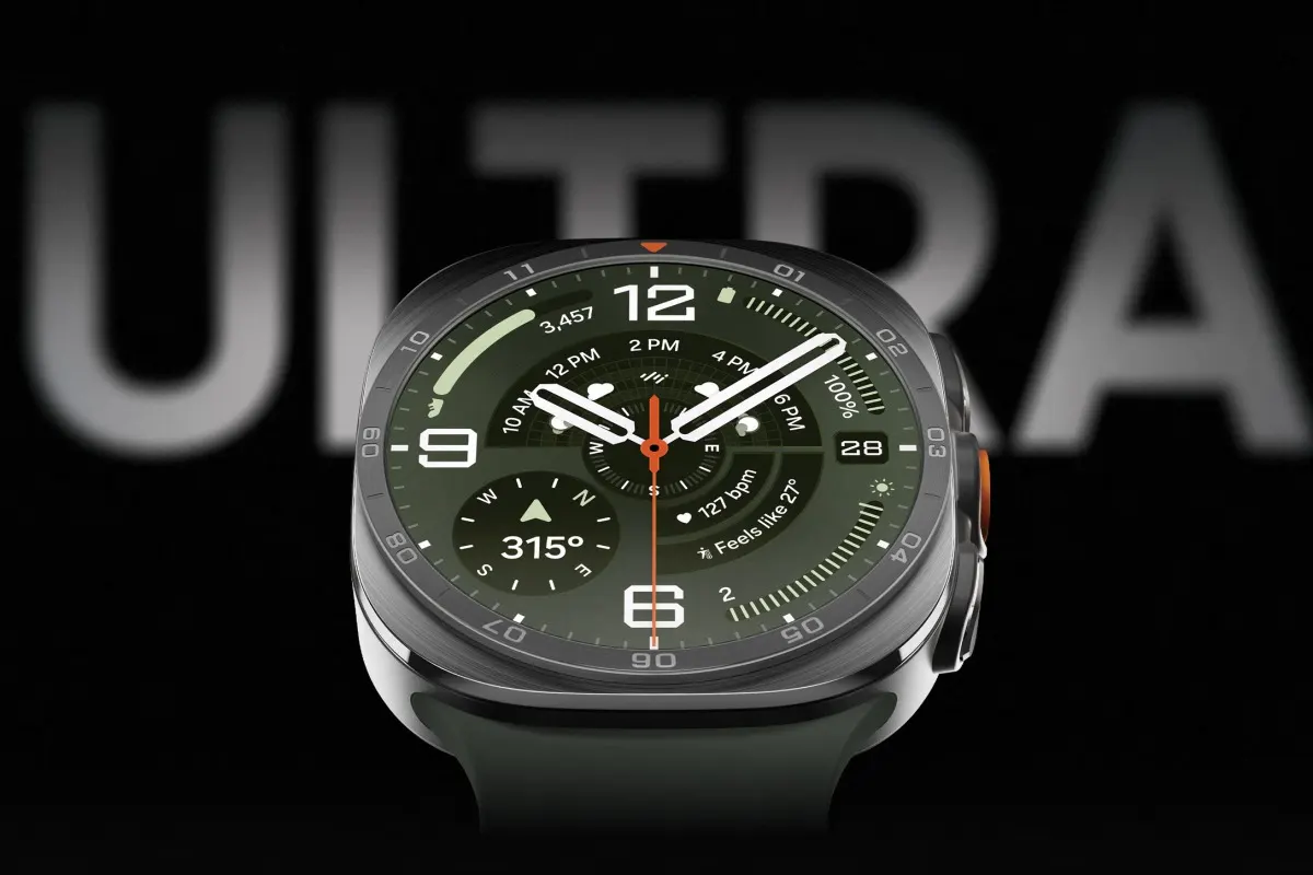 Samsung Galaxy Watch Ultra2 avec boîtier en titane et bracelet vert ; le cadran affiche boussole, fréquence cardiaque et autres données, devant l'inscription « Ultra ».