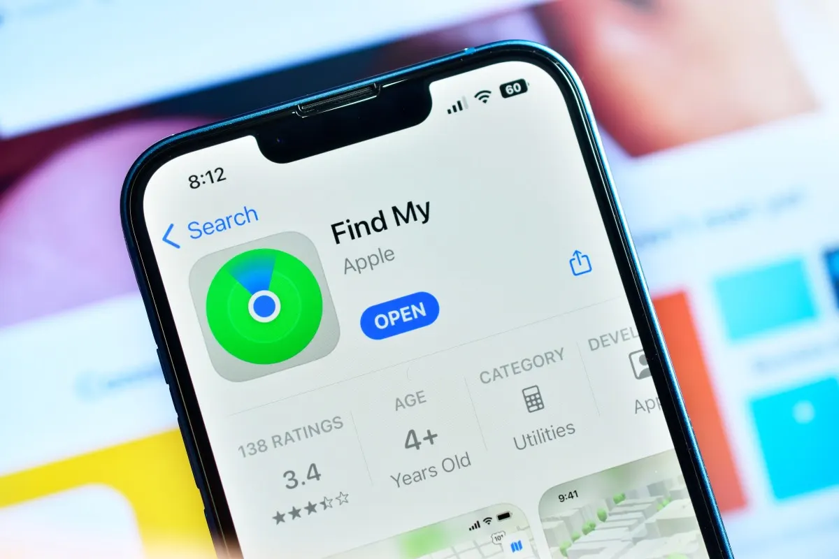 Un smartphone affichant l’app « Localiser » d’Apple à l’écran.