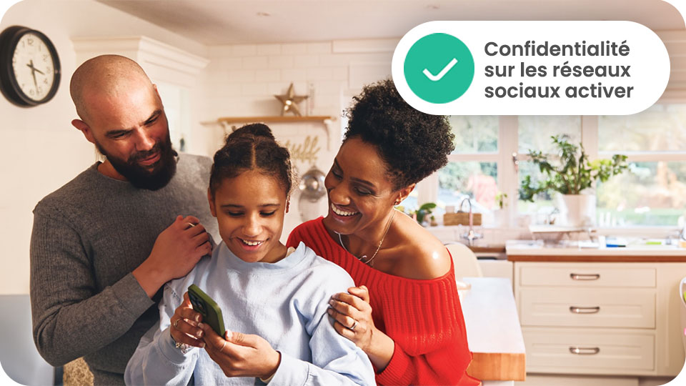 Une famille regarde un téléphone dans une cuisine avec une horloge au mur. Un message parle de confidentialité sur les réseaux sociaux.