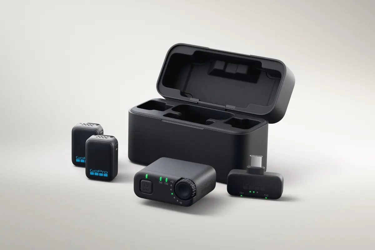 Accessorio GoPro Mission 1: Wireless Mic Complete Kit con custodia di ricarica, due trasmettitori e ricevitore USB-C.