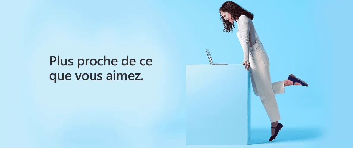 Femme se penchant vers un ordinateur portable sur un cube bleu, portant une combinaison blanche et des chaussures noires. Fond bleu avec du texte.