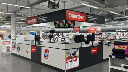 Smartbar avec des informations sur les services proposés comme la réparation de smartphones dans un MediaMarkt.