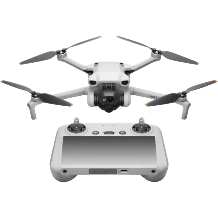 Frontansicht der Kameradrohne Mini 3 mit orangefarbenen Propellerspitzen und 3‑Achsen‑Gimbal, darunter Fernsteuerung mit integriertem Display; freigestellt auf weissem Hintergrund.