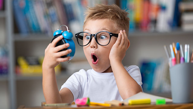 Enfant avec réveil