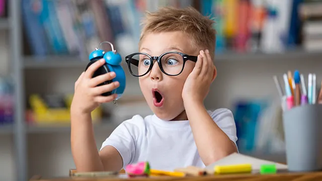 Enfant avec réveil