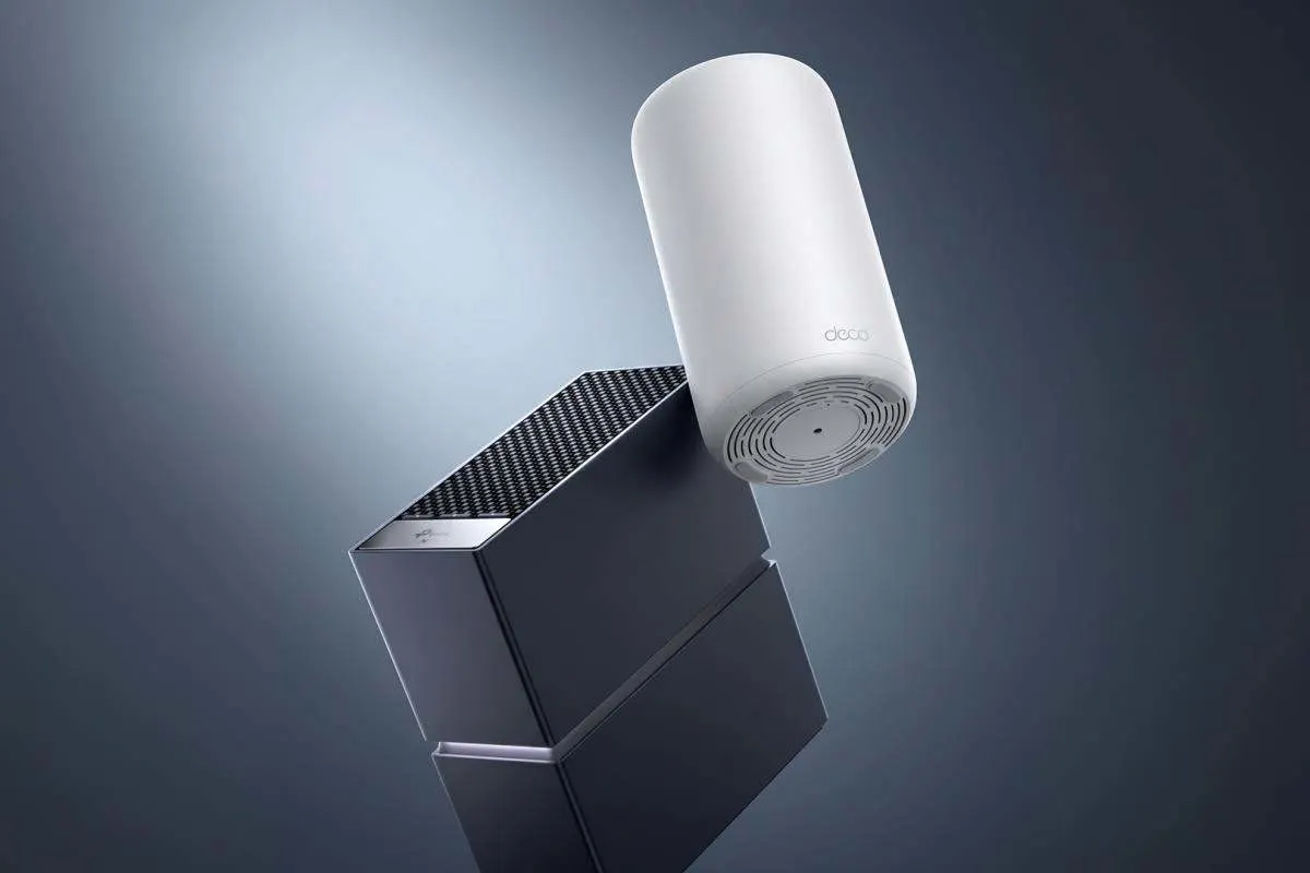 Router TP-Link Archer 8 Ultra e sistema Wi-Fi Mesh Deco 8 Ultra su sfondo scuro.