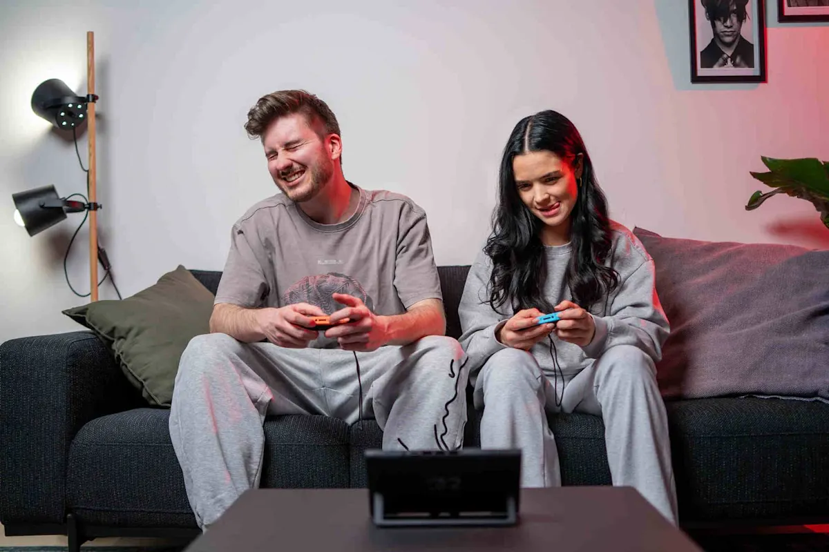 Zwei Personen spielen gemeinsam ein Dual-Player-Spiel auf der Nintendo Switch 2 und halten Joy-Con-Controller in den Händen.