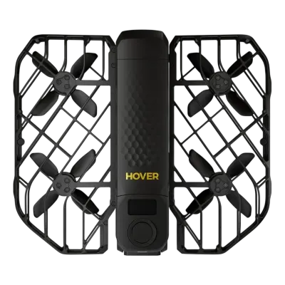 Schwarze Quadrocopter-Drohne mit Gitter-Schutzrahmen und vier Propellern, Aufsicht; gelber Schriftzug «HOVER», freigestellt.