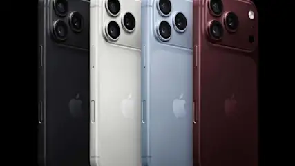 Vier Apple iPhone 18 Pro in Schwarz, Weiss, Hellblau und Dunkelrot, Ansicht der Rückseite mit Kameras.