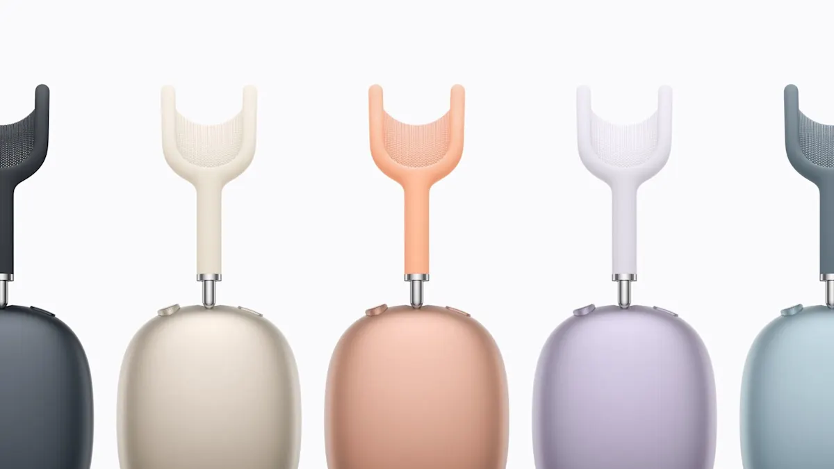 Apple AirPods Max 2 in fünf Farbvarianten, nebeneinander auf hellem Hintergrund dargestellt.