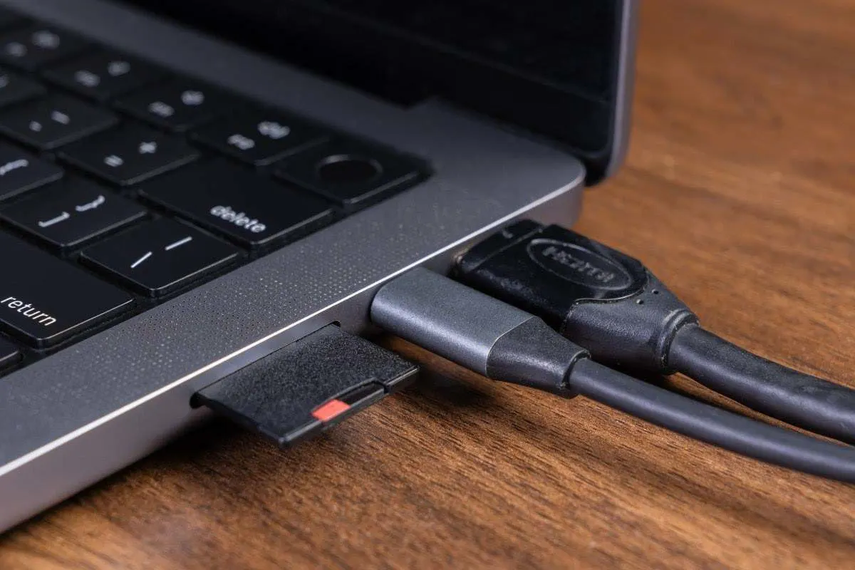 USB-C, HDMI und SD-Karte an einem Laptop zeigen wichtige Anschlüsse für Schüler-Laptops. 