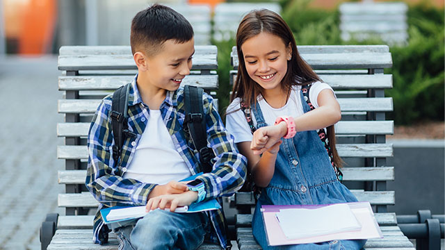Enfants avec montres connectées