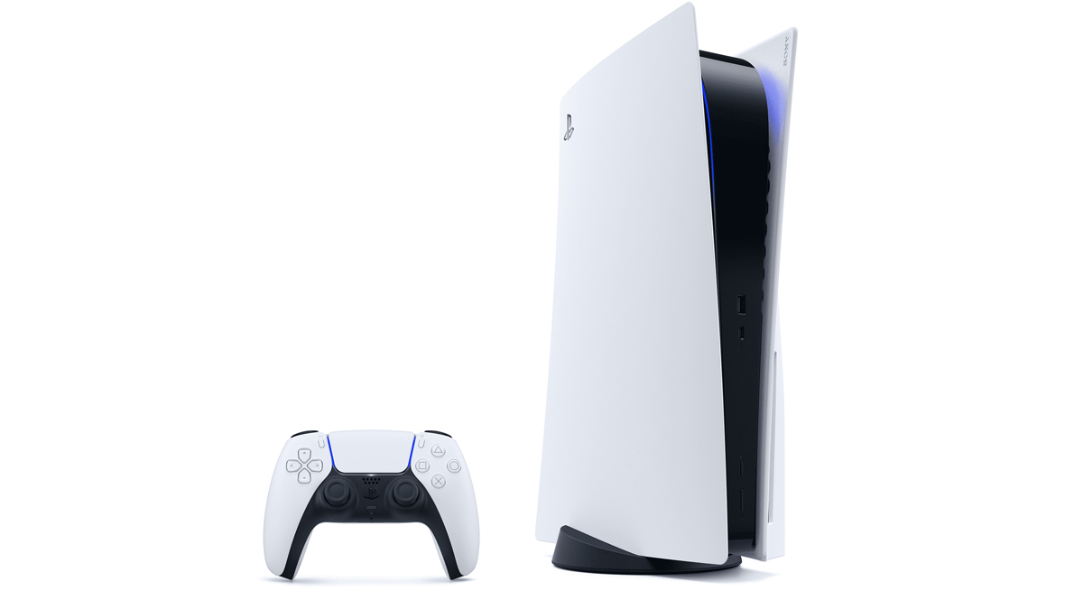 Une console de jeu blanche est placée à  côté d'une manette blanche et noire sur un fond blanc uni.