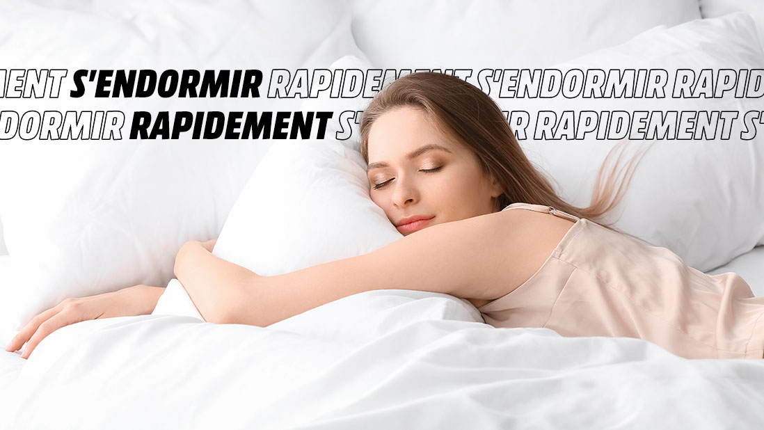 Une femme se repose sur un lit blanc avec des oreillers blancs, les yeux fermés. Le texte superposé dit "s'endormir rapidement".