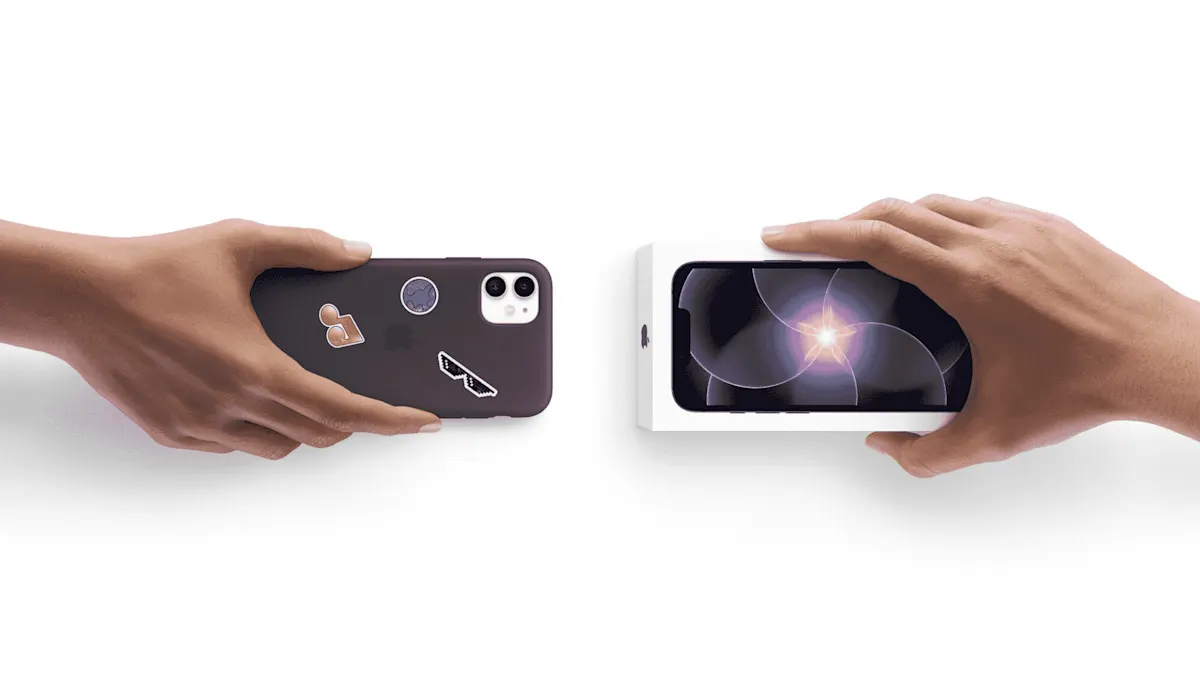 Dal bordo sinistro un mano tiene un iPhone 17e, dal bordo destro una mano tiene la confezione corrispondente. 