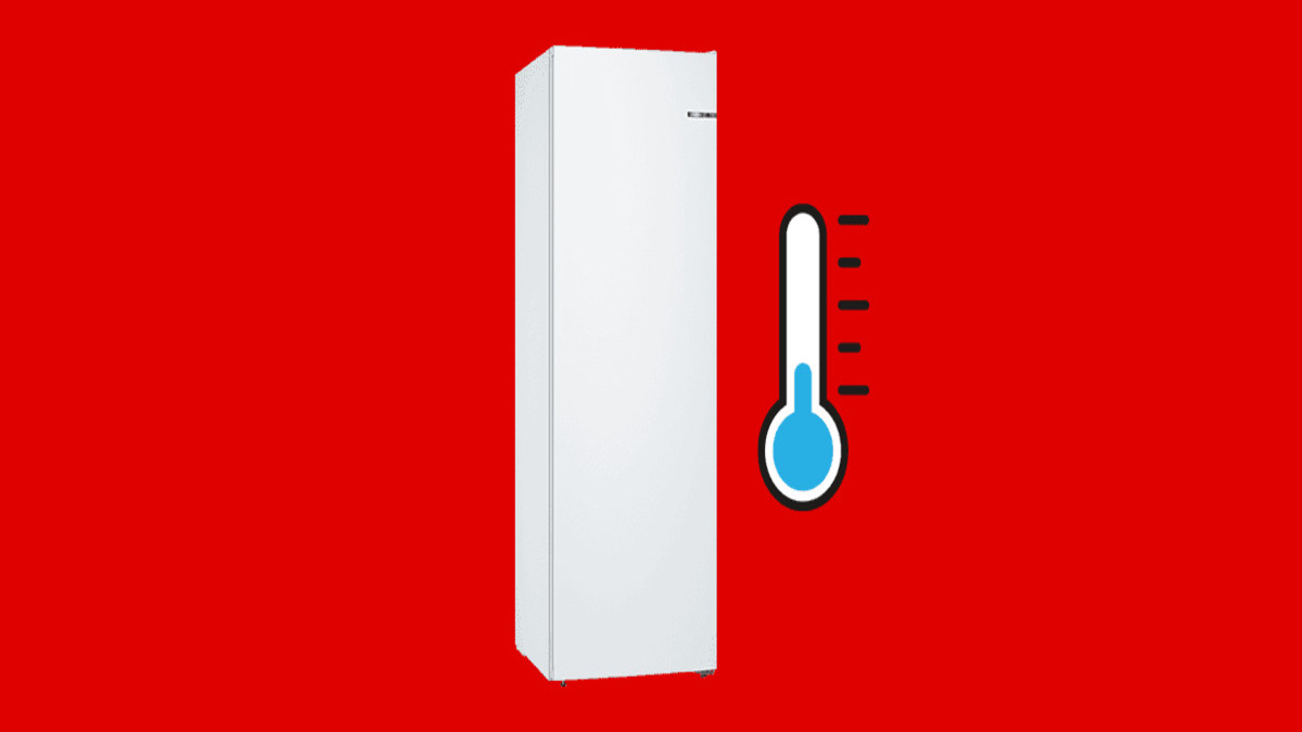 Un réfrigérateur blanc et un thermomètre bleu sont présentés sur un fond rouge vif et uni.